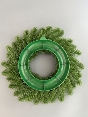 Новогодний венок с ягодой зеленый (38 см)