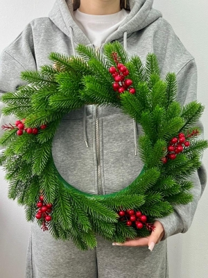 Новогодний венок с ягодой большой, 48 см