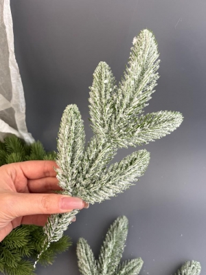 Ветка ёлки 5-я (в снегу) 25 см