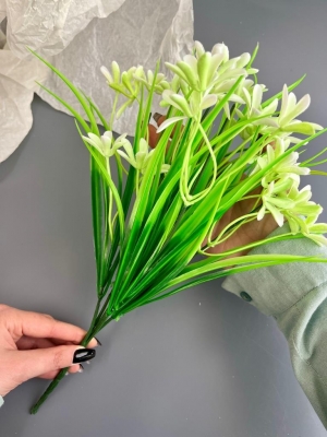 Букет зелени с первоцветом 5 веток (СЕН-МАЛО), 40 см, белый