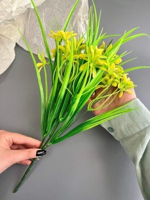 Букет зелени с первоцветом 5 веток (СЕН-МАЛО), 40 см, лимонный