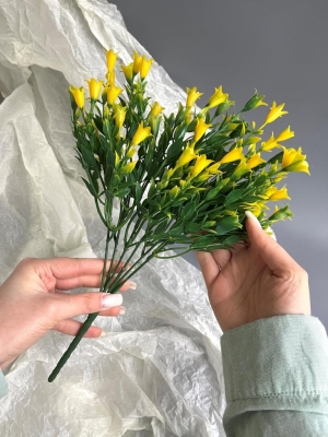 Букет зелени с цветами лилии (АНДЮЗ), 31 см, желтый