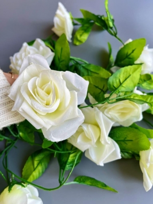 Гирлянда лиана с розами 9 голов, 230 см, белый