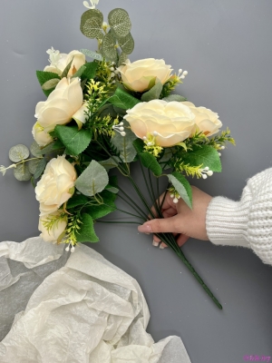 Букет ранункулюсов 12 голов 45 см, кремовый