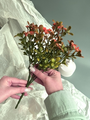 Букет зелени 7 веток, 31 см, красный