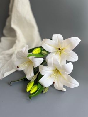 Ветка в букете лилия 3 головы + 3 бутона, 46 см, белый